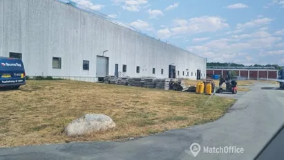 Højloftet lagerhal udlejes Højloftet lagerhal udlejes