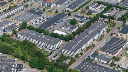 Højloftet lager med vareelevator på 1. sal med mulighed for kontor