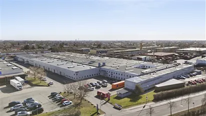 Højloftet lagerlejemål m. 26 porte og effektivt lasteområde