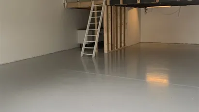 Rummeligt lagerlokale med indskudt dæk