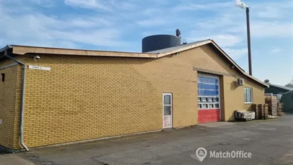 Separat lagerhal med køkken og toilet Separat lagerhal med køkken og toilet