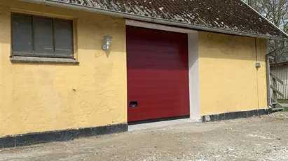 Flot lokale, med muret ydervægge, leca loft og ny ledhejseport Flot lokale, med muret ydervægge, leca loft og ny ledhejseport