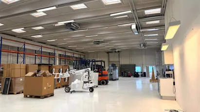 813 m² højloftet lagerhal på indhegnet grund