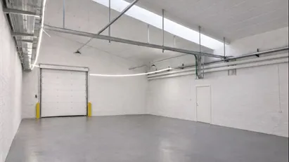 Moderne og nyrenoveret lager med egen port